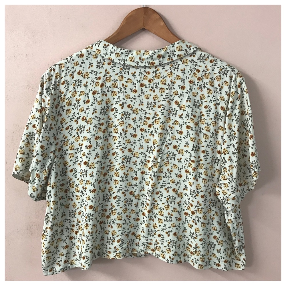 ‼️SOLD‼️Cream Floral Boxy Cropped Shirt - Picture 2 of 4